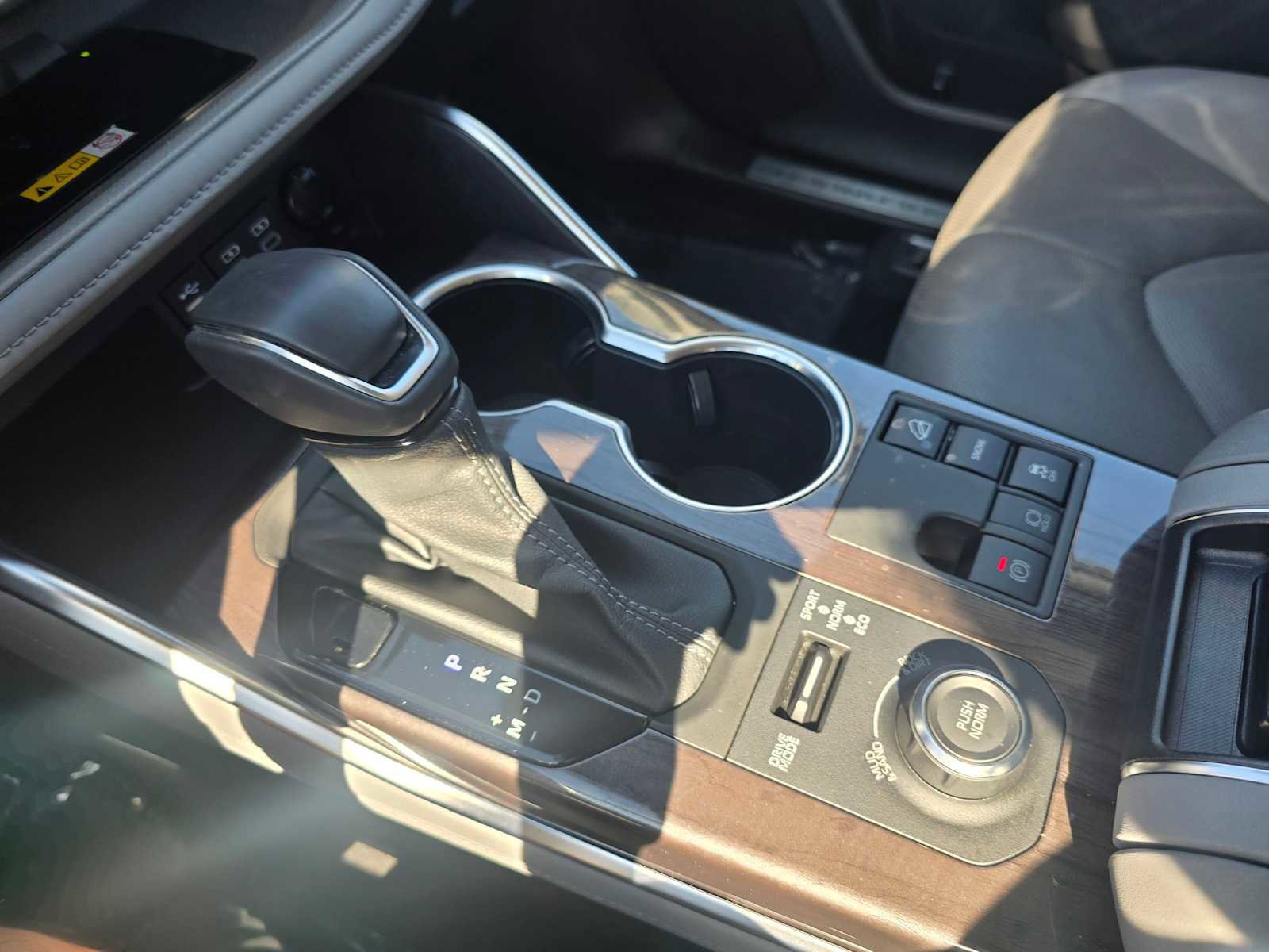 Used 2023 Toyota Highlander Limited image 32