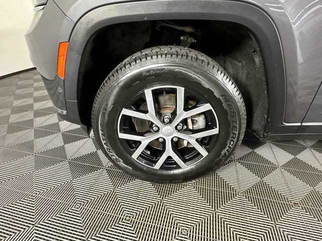 Used 2023 Jeep Grand Cherokee L Limited w/ Luxury Tech Group II AWD/4WD image 39