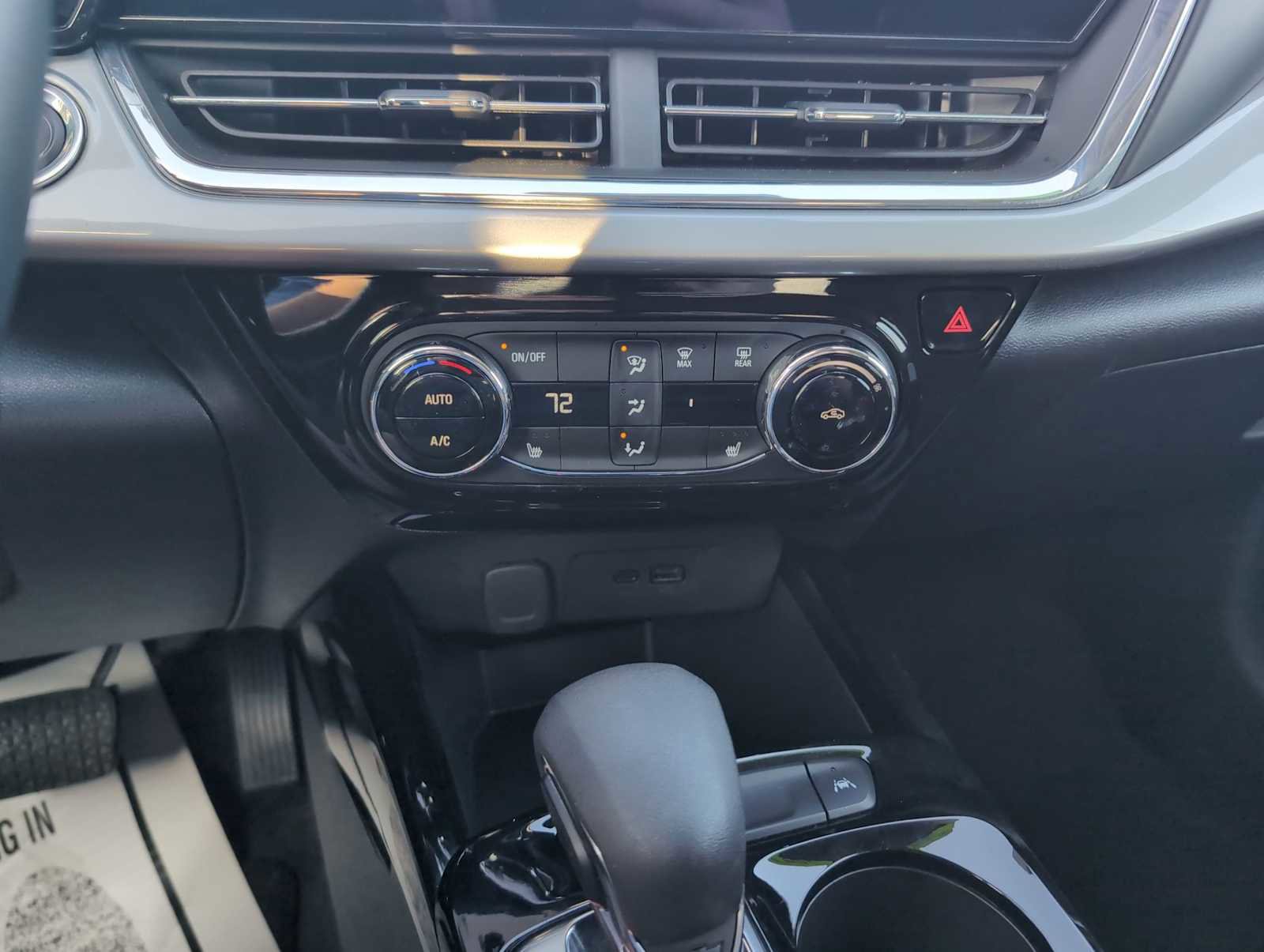 Used 2025 Chevrolet Trax LT w/ LT Convenience Package image 17