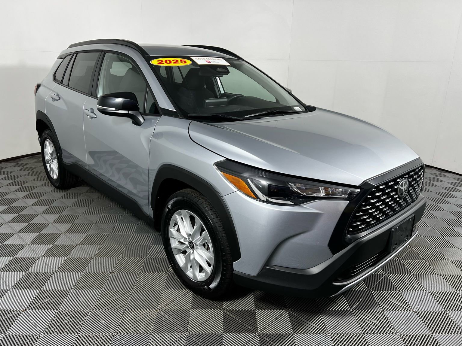 Certified 2025 Toyota Corolla Cross LE image 3