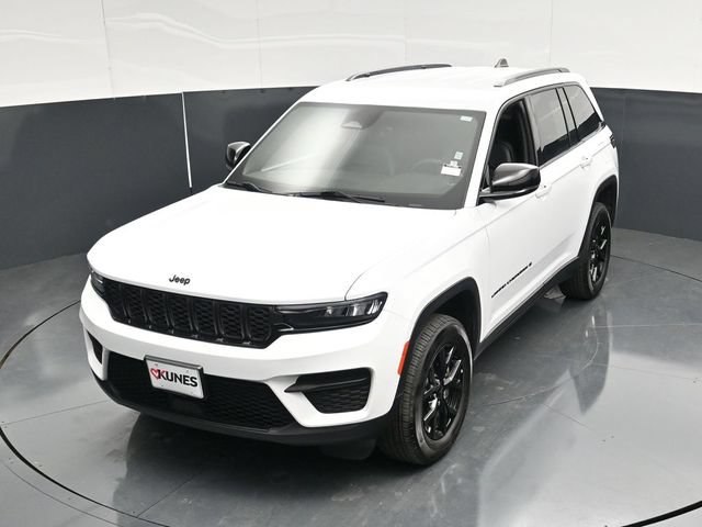 Used 2025 Jeep Grand Cherokee Altitude AWD/4WD image 47