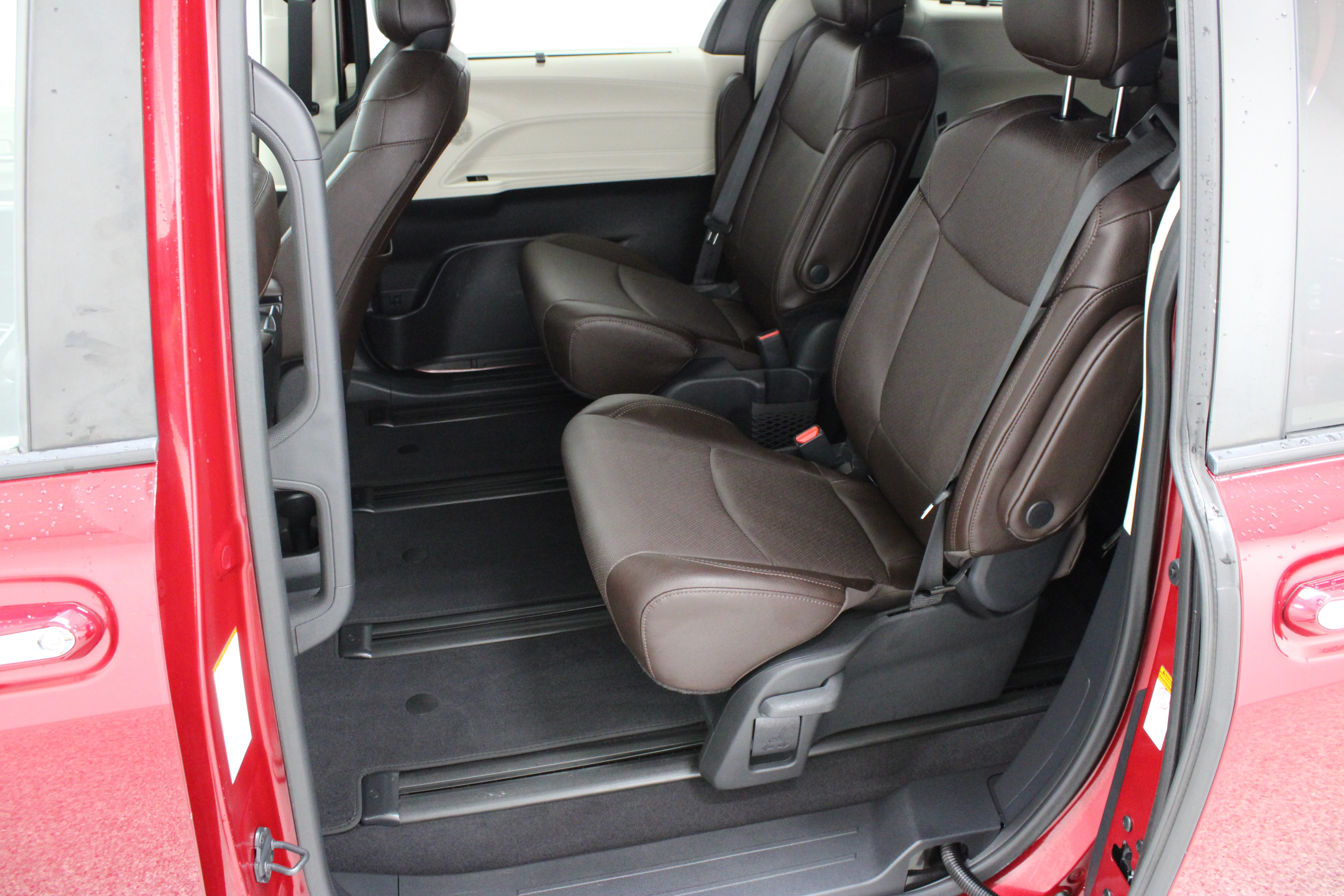 Used 2024 Toyota Sienna Platinum AWD/4WD image 30