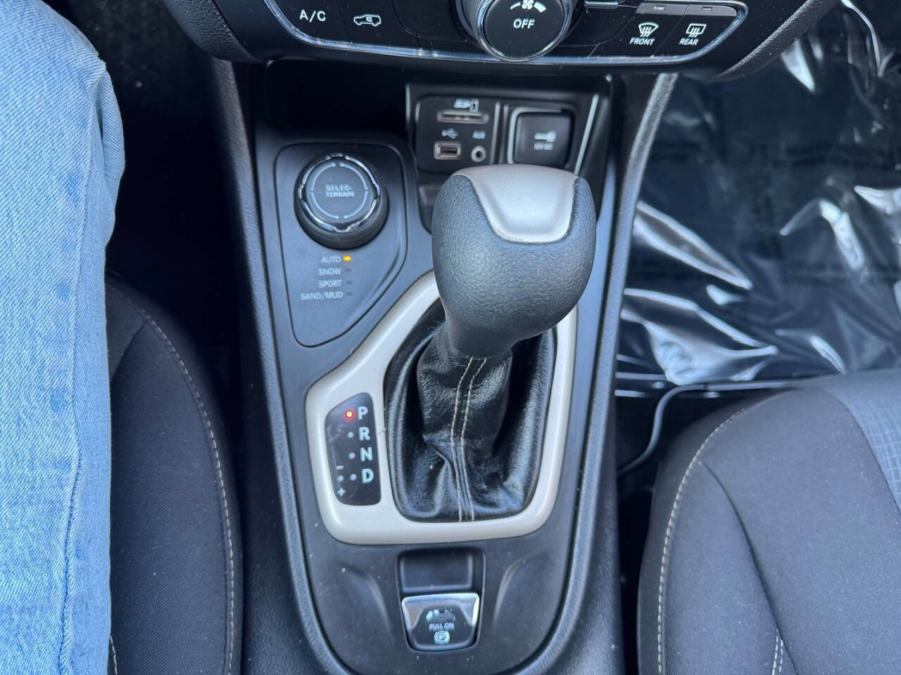 Used 2017 Jeep Cherokee Latitude w/ Cold Weather Group image 16