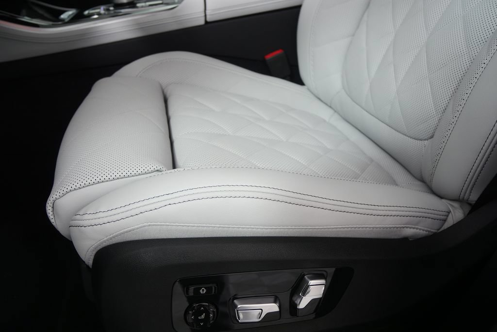 Used 2026 BMW X5 xDrive40i w/ M Sport Package AWD/4WD image 10