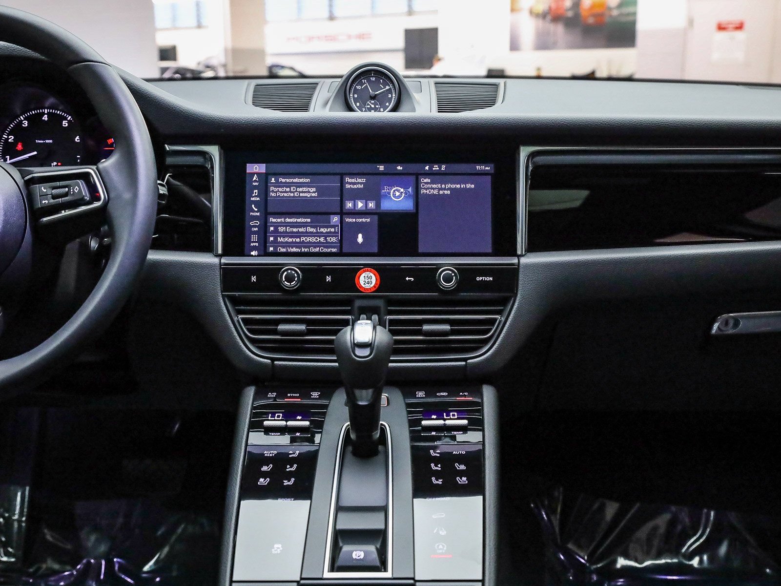 Certified 2025 Porsche Macan AWD/4WD image 17
