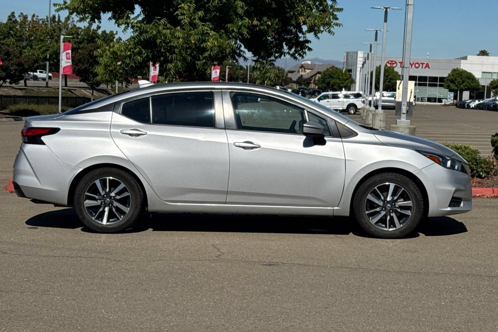 Used 2021 Nissan Versa SV FWD image 3