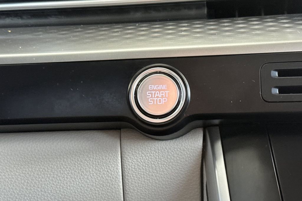 Used 2024 Kia Carnival LX FWD image 24