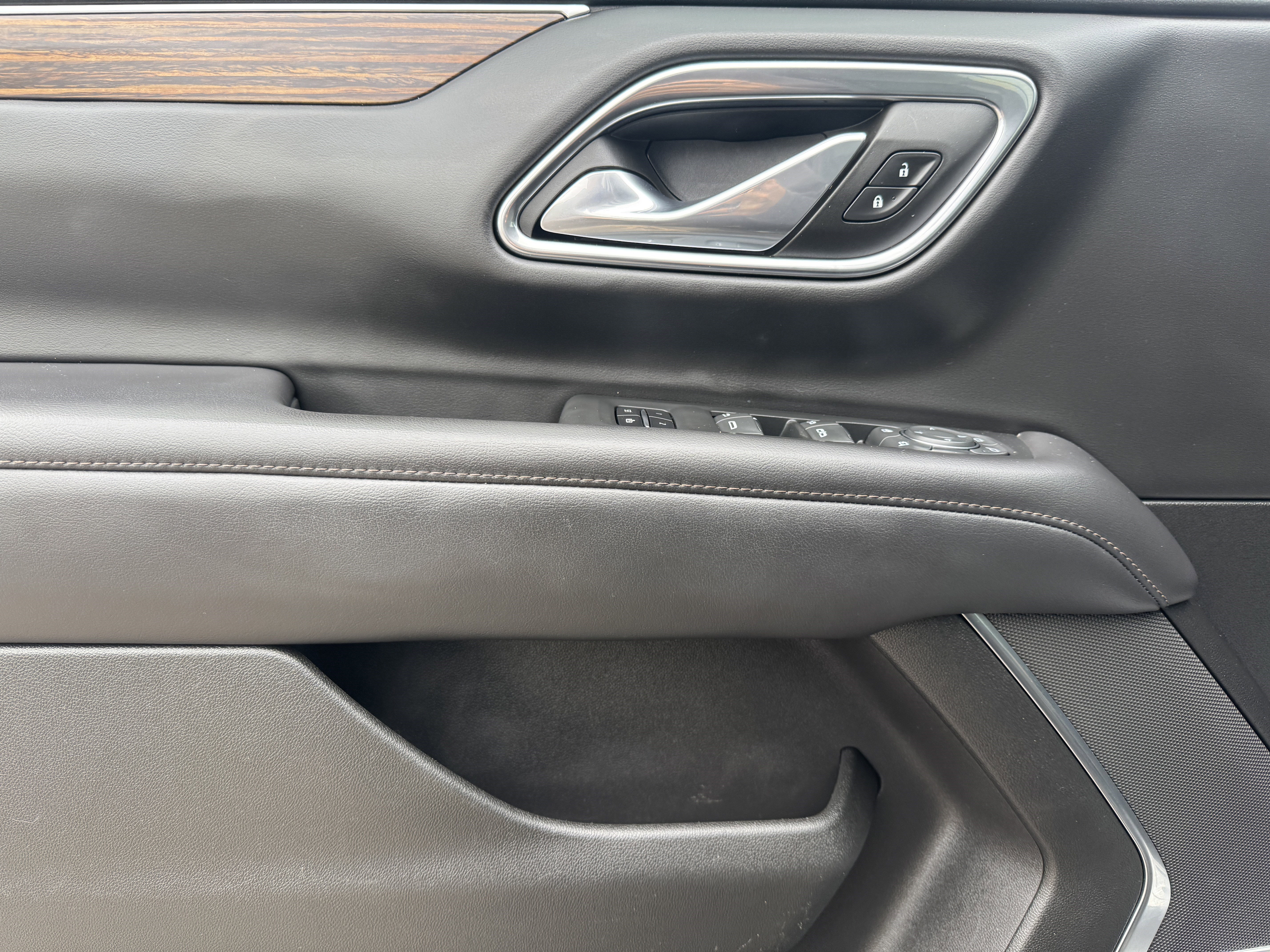 Used 2022 Chevrolet Suburban High Country AWD/4WD image 9