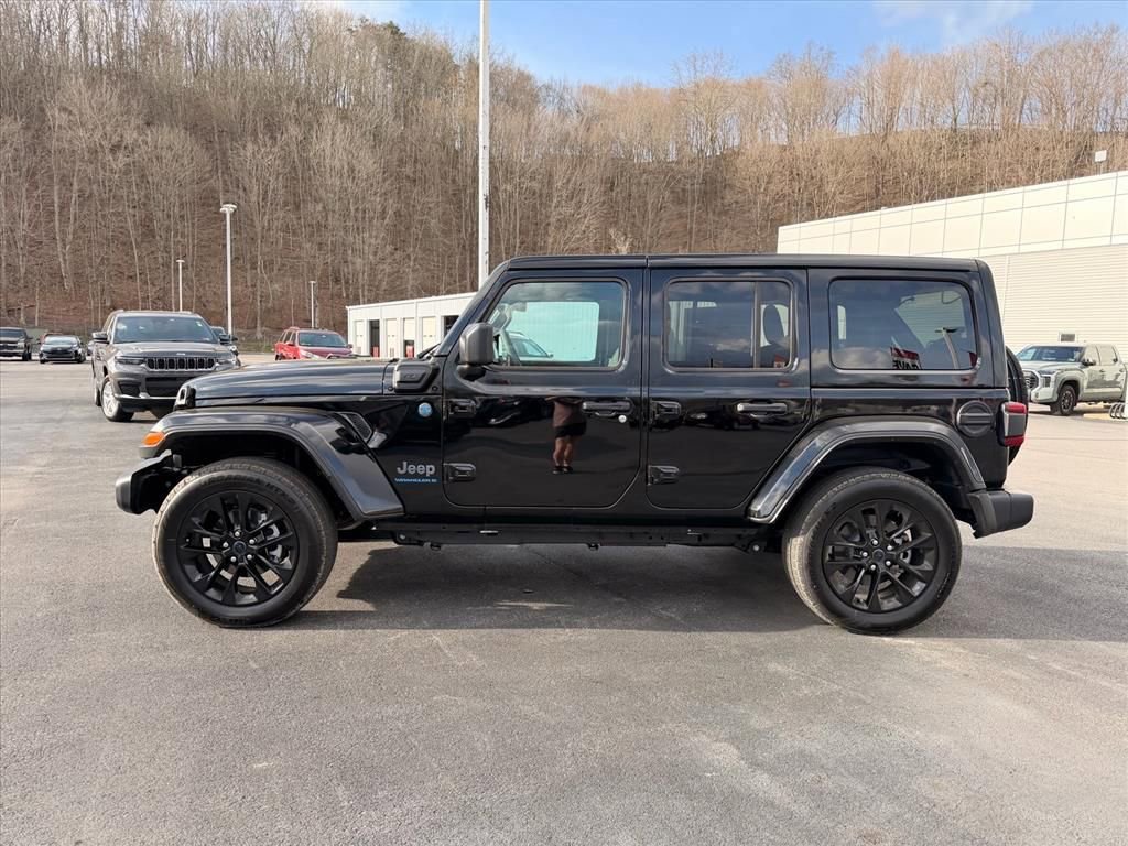 Used 2025 Jeep Wrangler Unlimited Sahara w/ Safety Group image 9