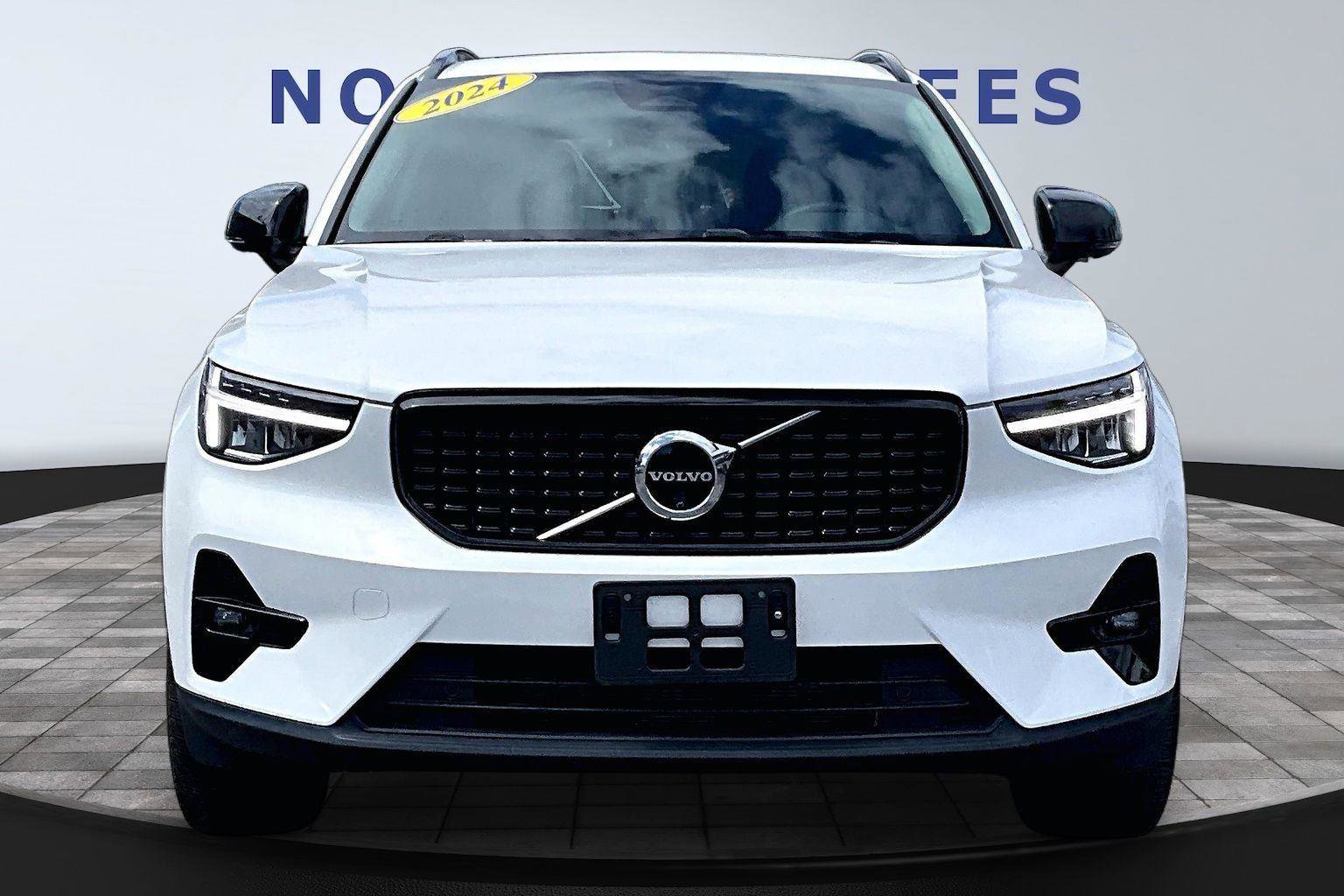 Used 2024 Volvo XC40 B5 Plus image 2