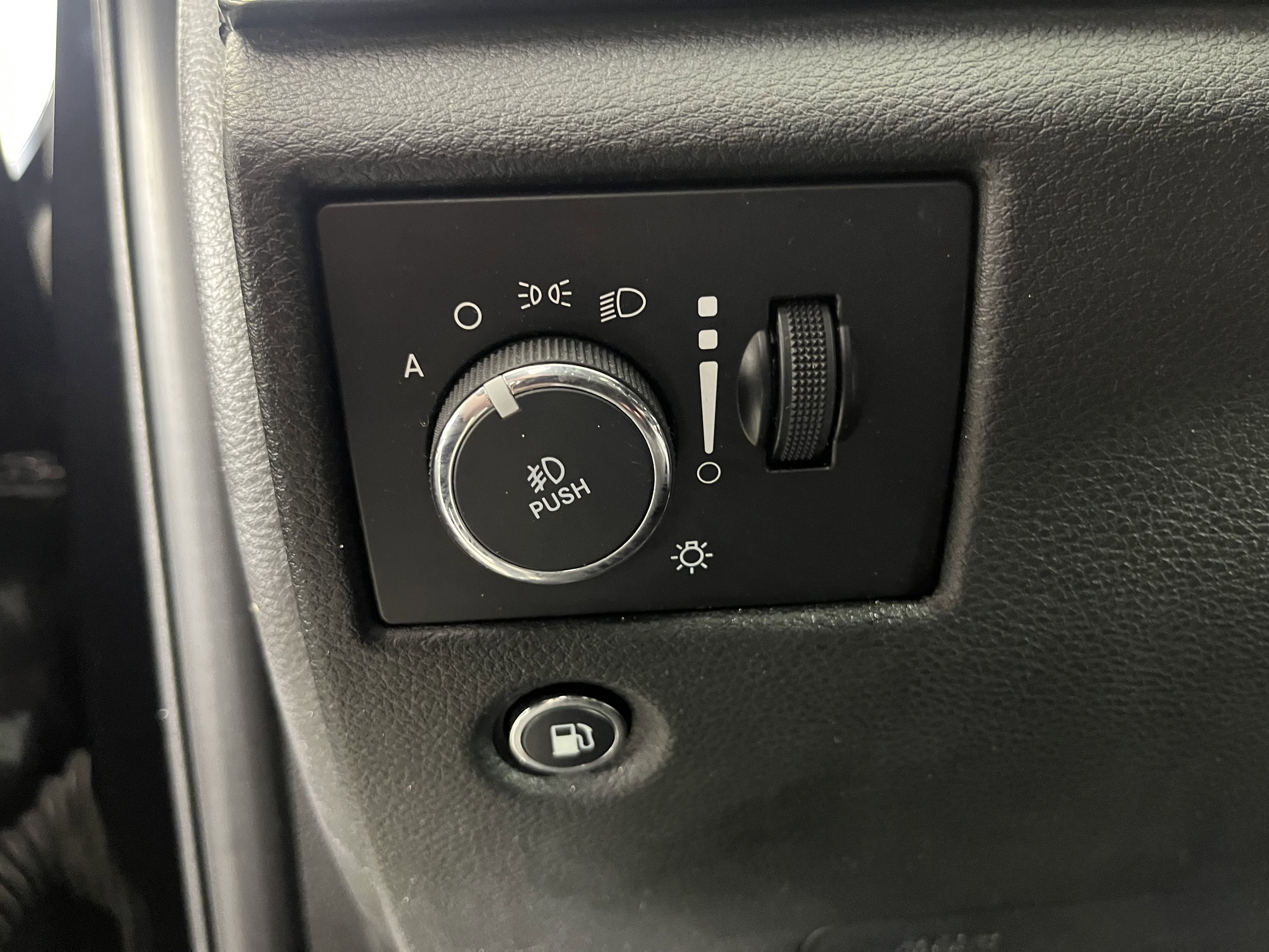 Used 2014 Jeep Grand Cherokee Limited w/ Luxury Group II image 21