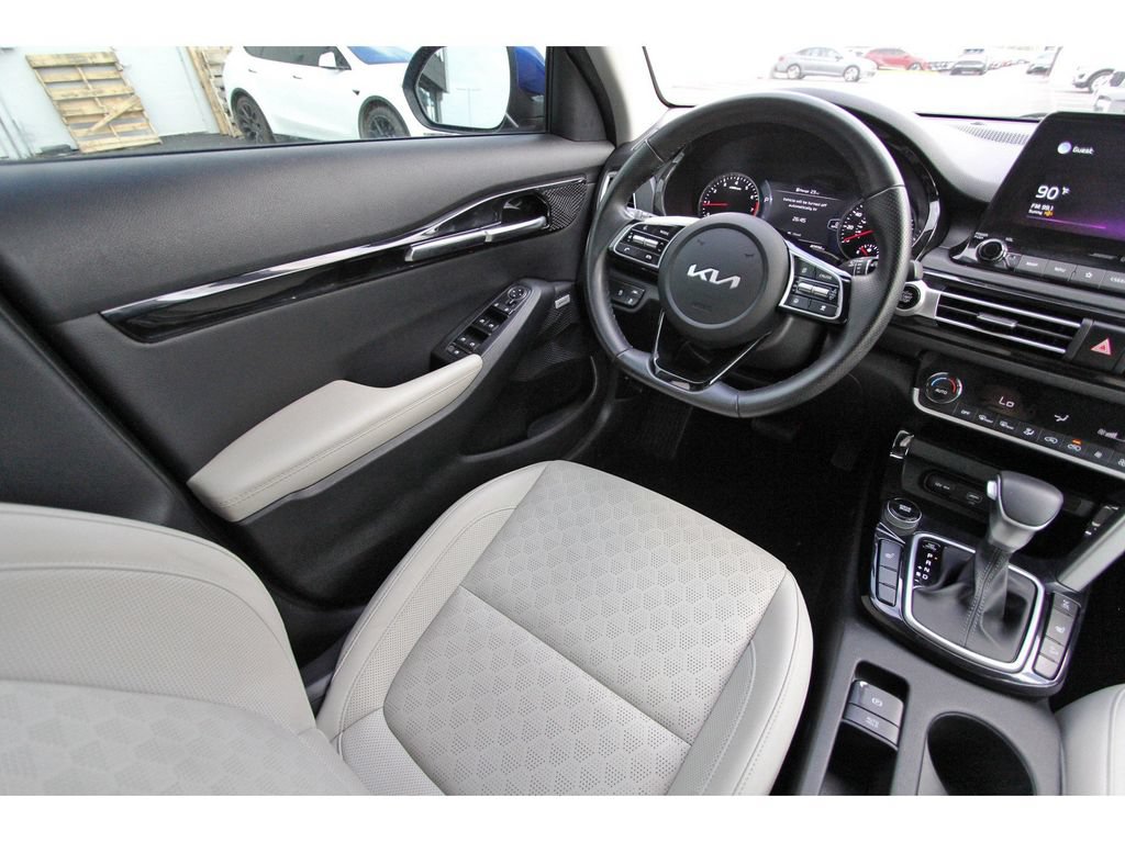 Certified 2022 Kia Seltos SX w/ Sunroof Package AWD/4WD image 9