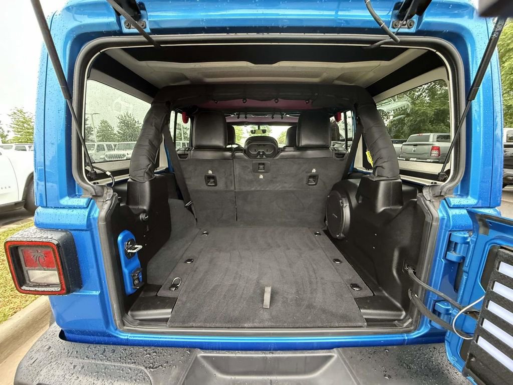 Used 2022 Jeep Wrangler Unlimited Sahara AWD/4WD image 36