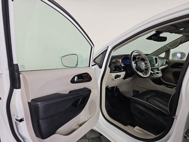 Used 2021 Chrysler Pacifica Limited image 24