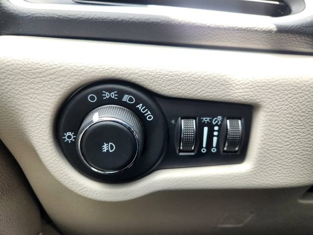 Used 2024 Chrysler Pacifica Touring-L FWD image 21