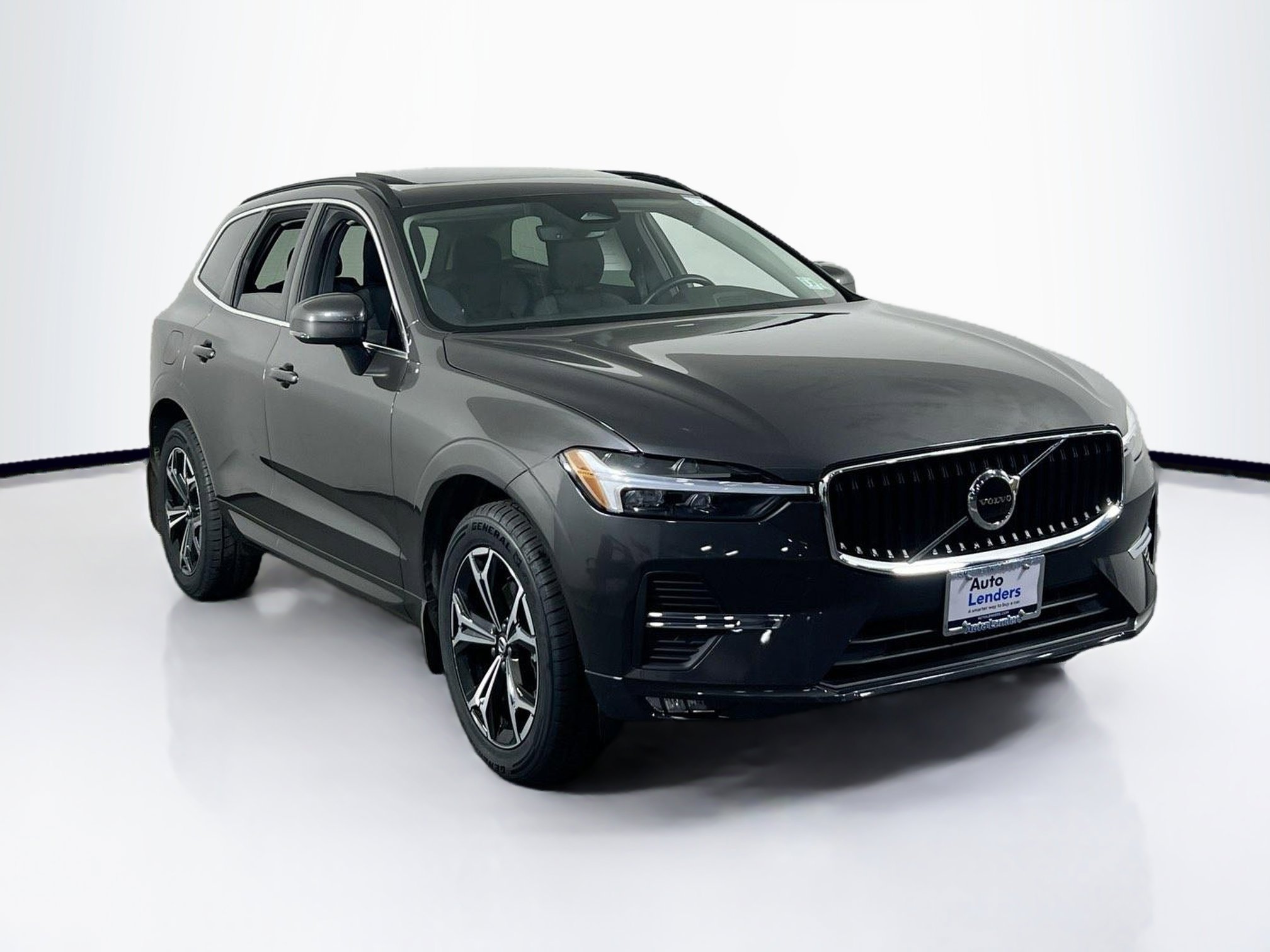 Used 2022 Volvo XC60 B5 Momentum image 3