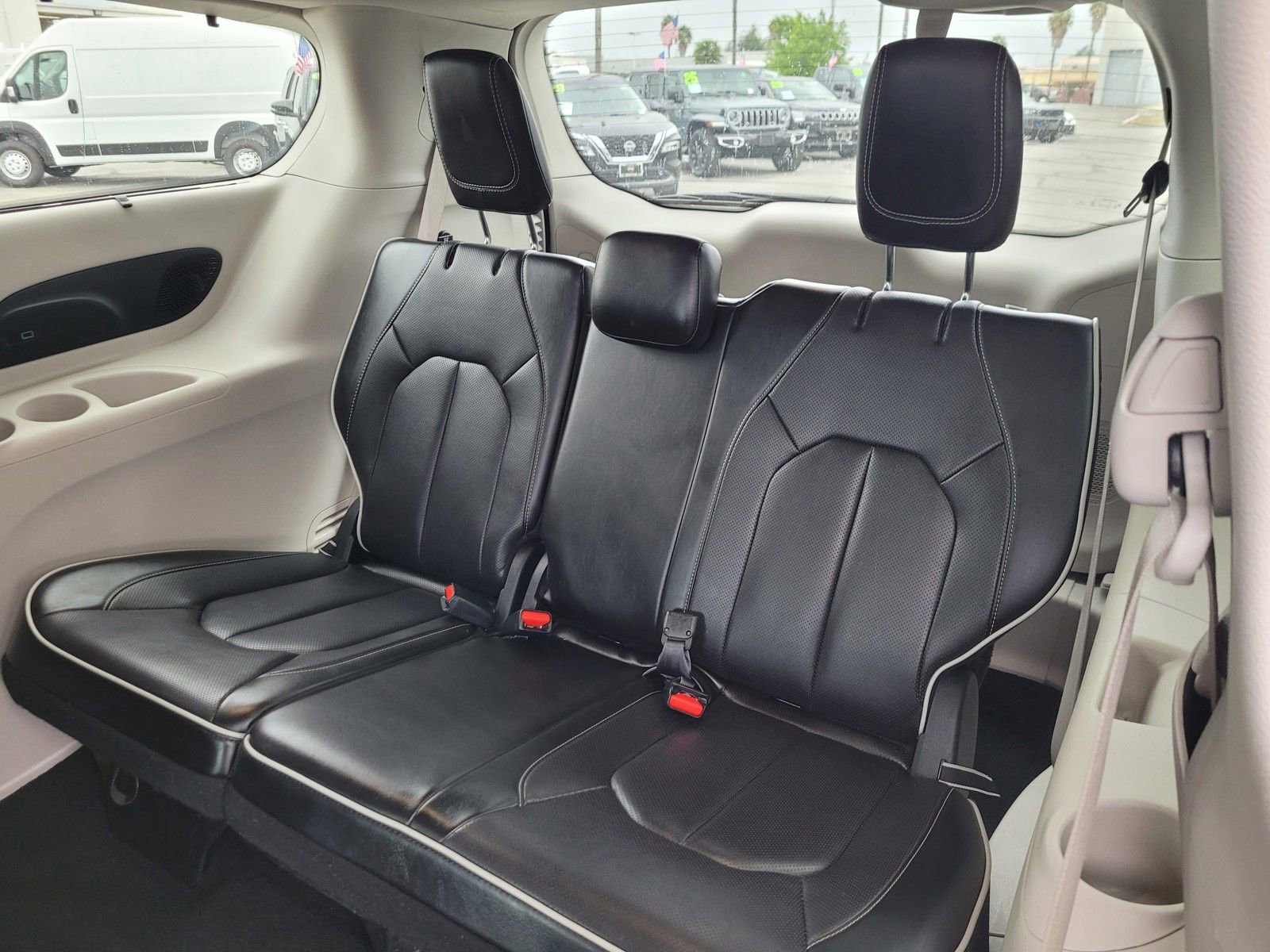 Used 2024 Chrysler Pacifica Limited image 12