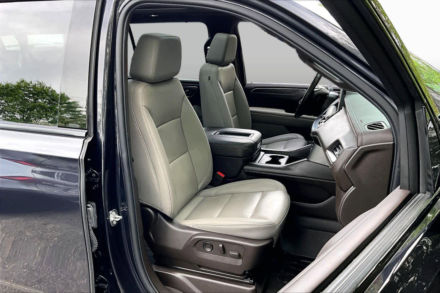 Used 2023 Chevrolet Suburban Z71 w/ Luxury Package AWD/4WD image 8