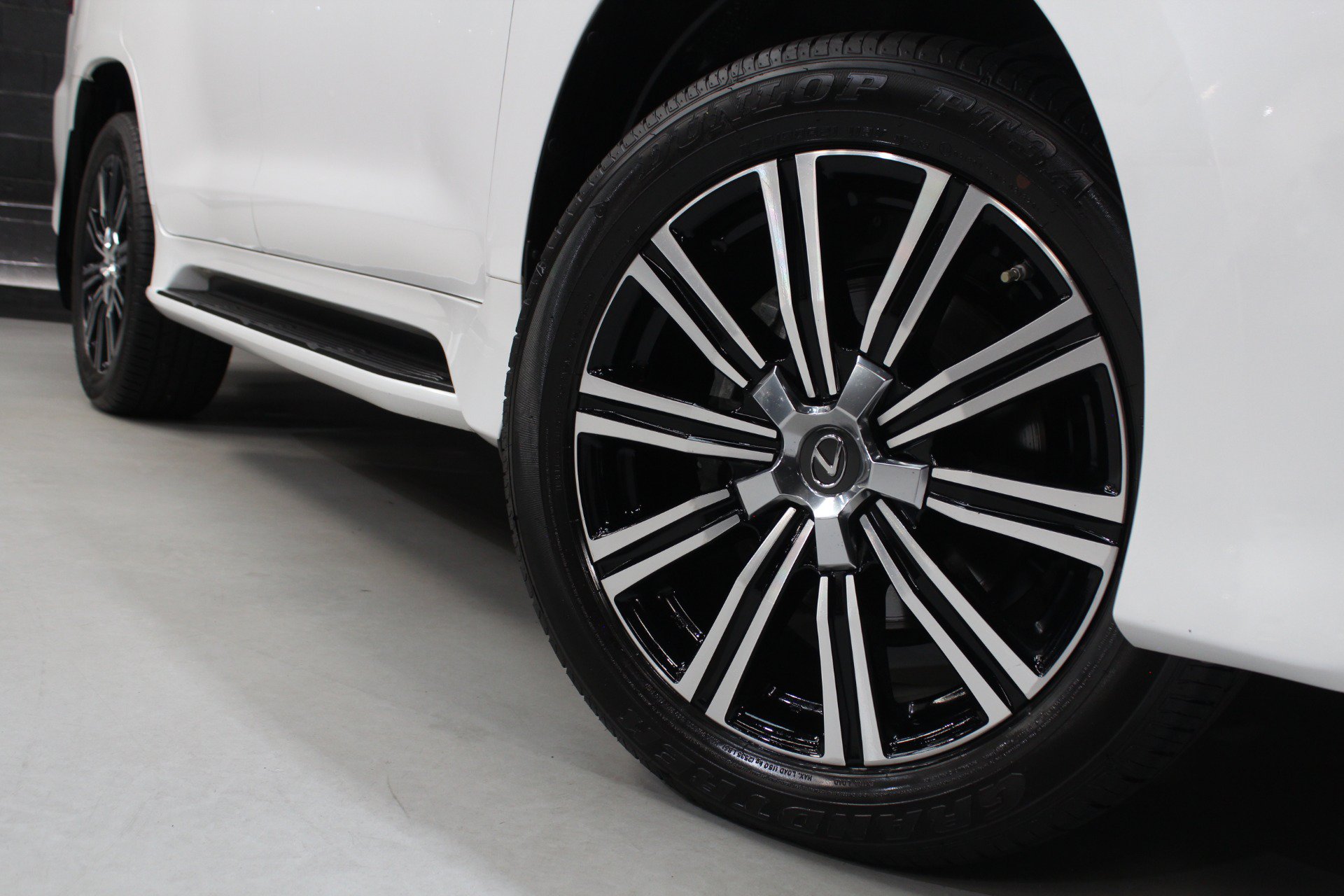 Used 2021 Lexus LX 570 4WD w/ Luxury Package image 20