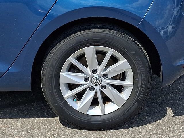 Used 2017 Volkswagen Golf S image 25