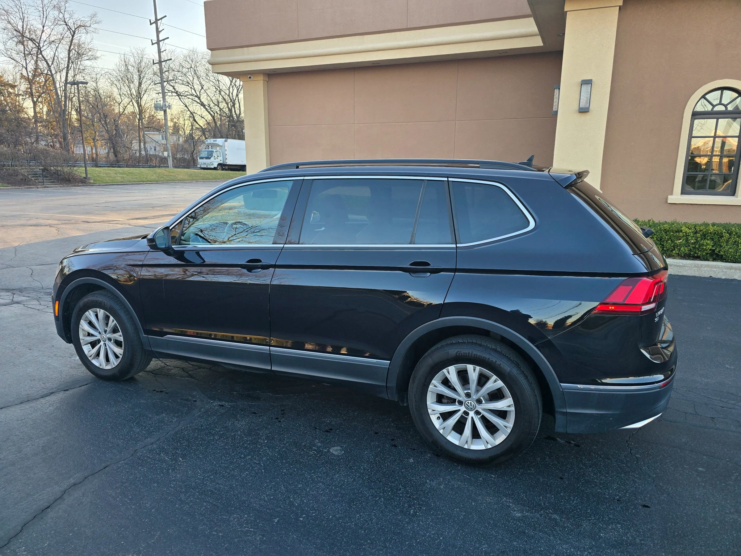 Used 2018 Volkswagen Tiguan SE w/ Panoramic Sunroof Package image 14