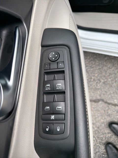 Used 2023 Chrysler Pacifica Touring-L FWD image 23