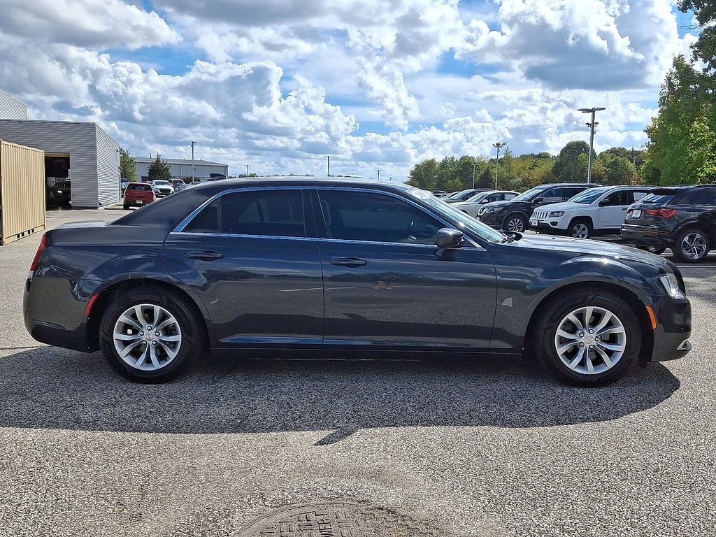 Used 2016 Chrysler 300 Limited image 7