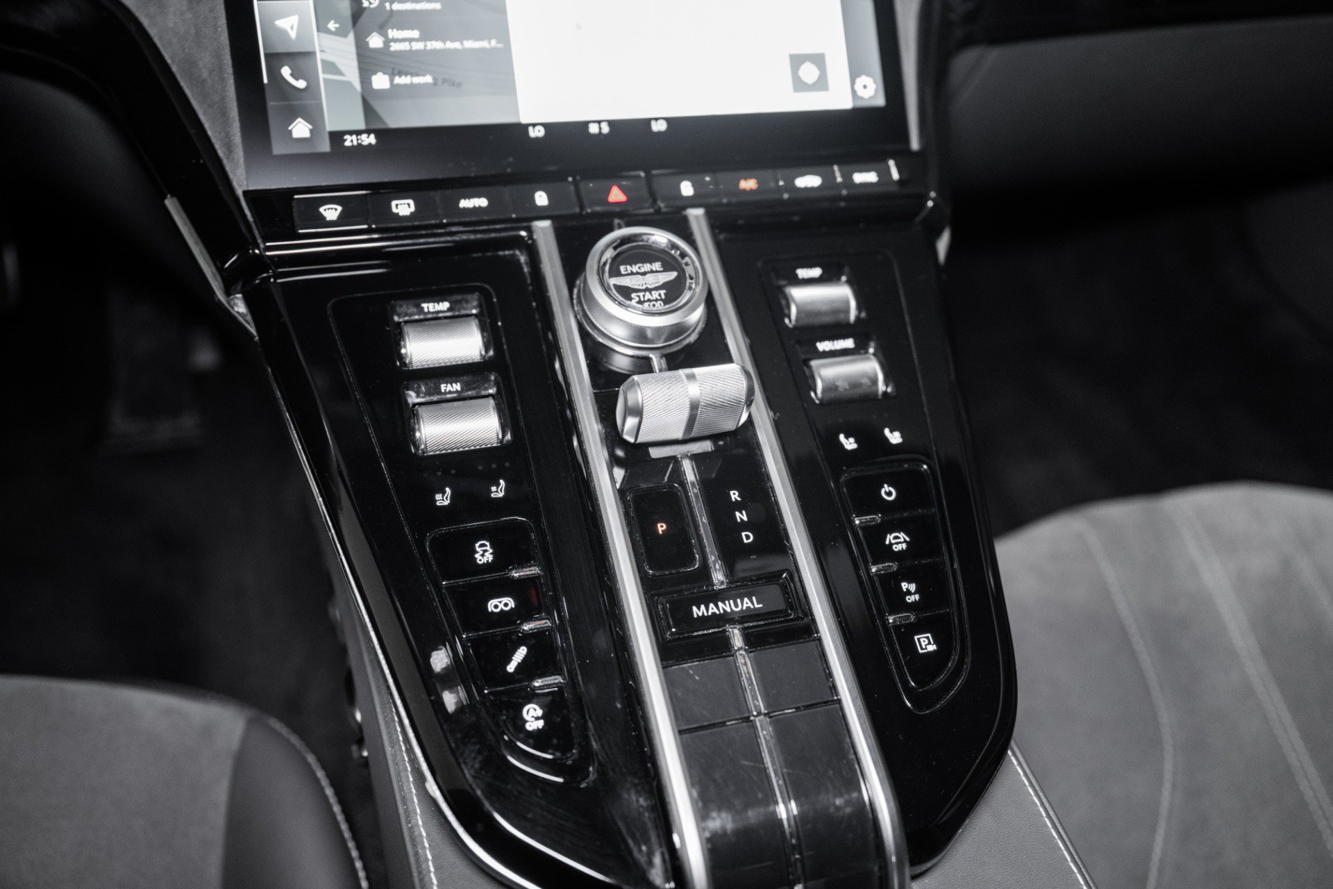 Used 2025 Aston Martin V8 Vantage Coupe RWD image 28