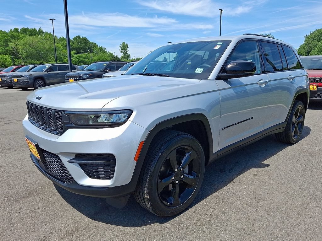 Certified 2023 Jeep Grand Cherokee Altitude AWD/4WD image 3