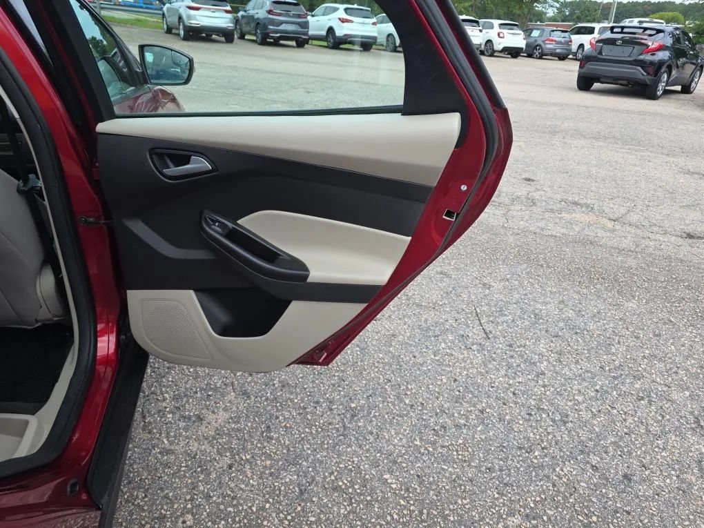 Used 2014 Ford Focus SE w/ SE Winter Package FWD image 37
