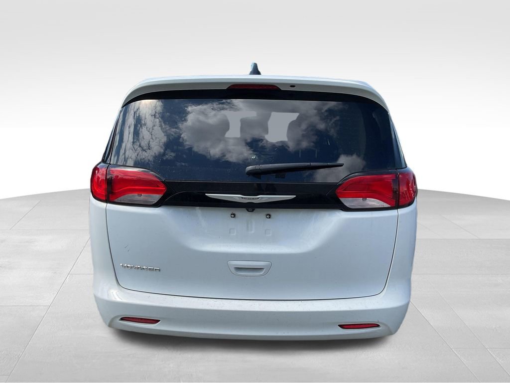 Used 2023 Chrysler Voyager LX FWD image 8