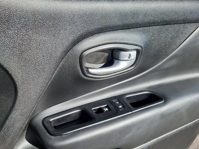 Used 2023 Jeep Renegade Latitude AWD/4WD image 14