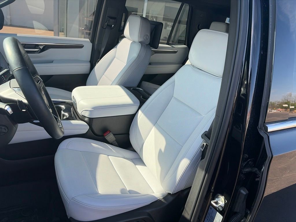 Used 2025 Chevrolet Tahoe Premier AWD/4WD image 13
