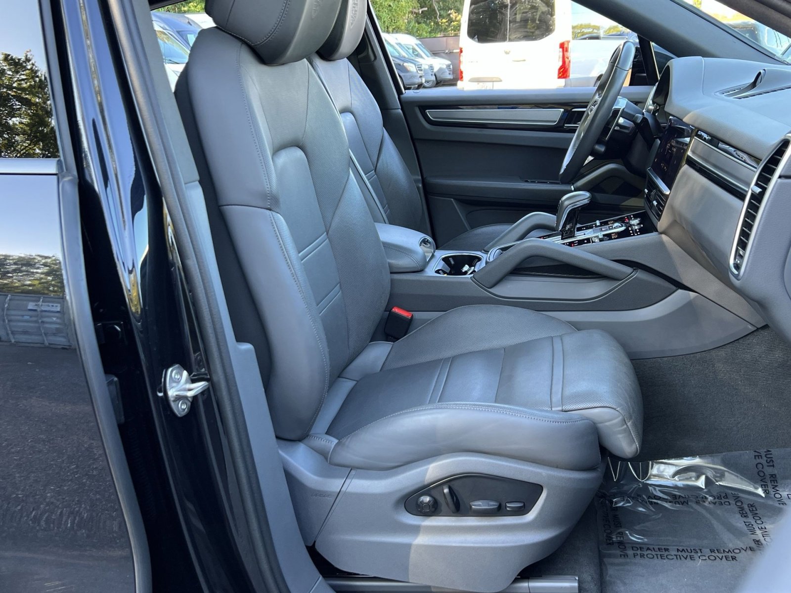 Used 2022 Porsche Cayenne Platinum Edition image 26