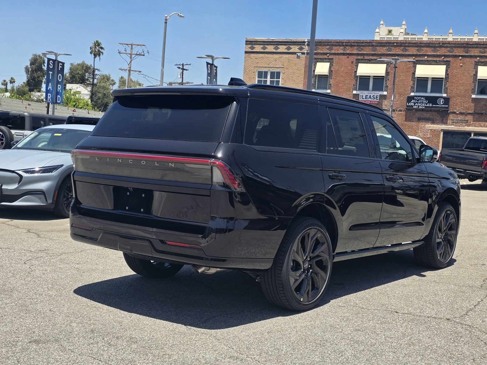 New 2027 Lincoln Navigator Reserve w/ Jet Appearance Package AWD/4WD image 4