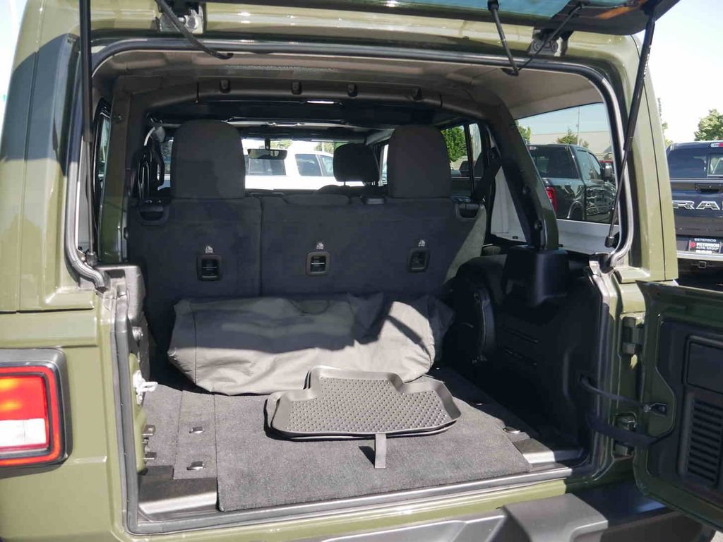 Used 2023 Jeep Wrangler Unlimited Sahara AWD/4WD image 9
