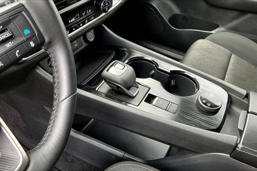 Used 2025 Nissan Rogue SV image 17