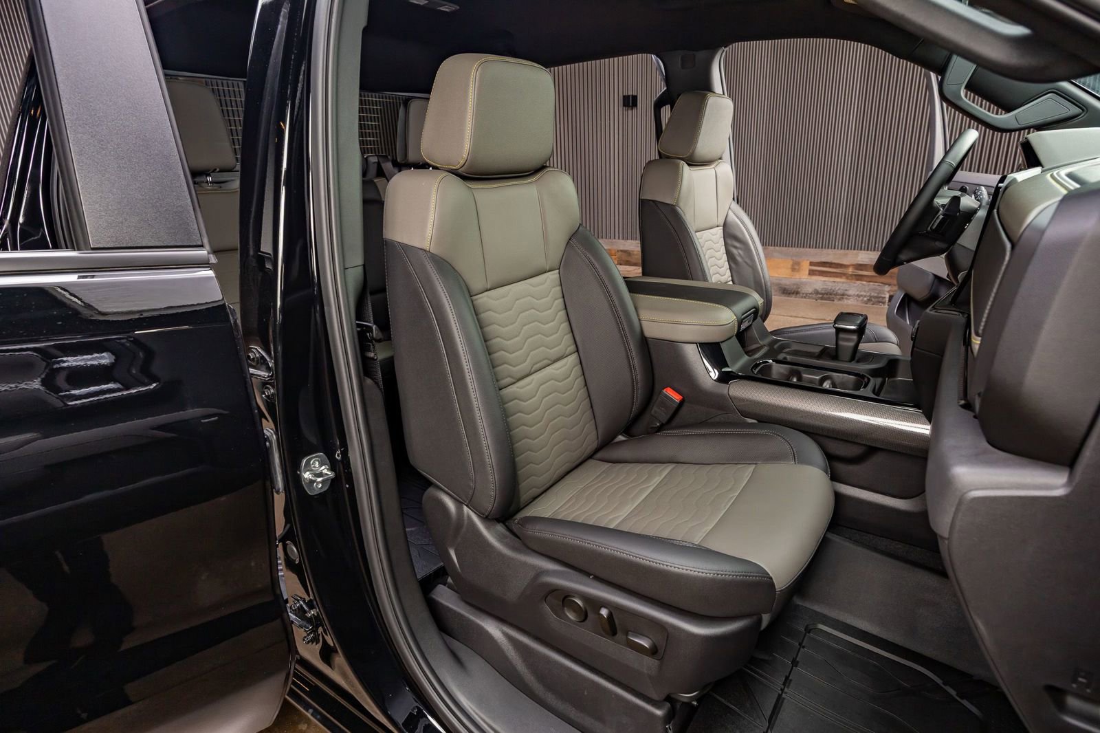 Used 2025 Chevrolet Silverado 1500 ZR2 image 31