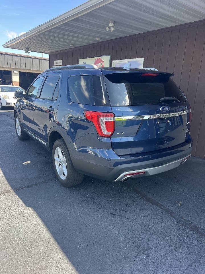 Used 2017 Ford Explorer XLT AWD/4WD image 3