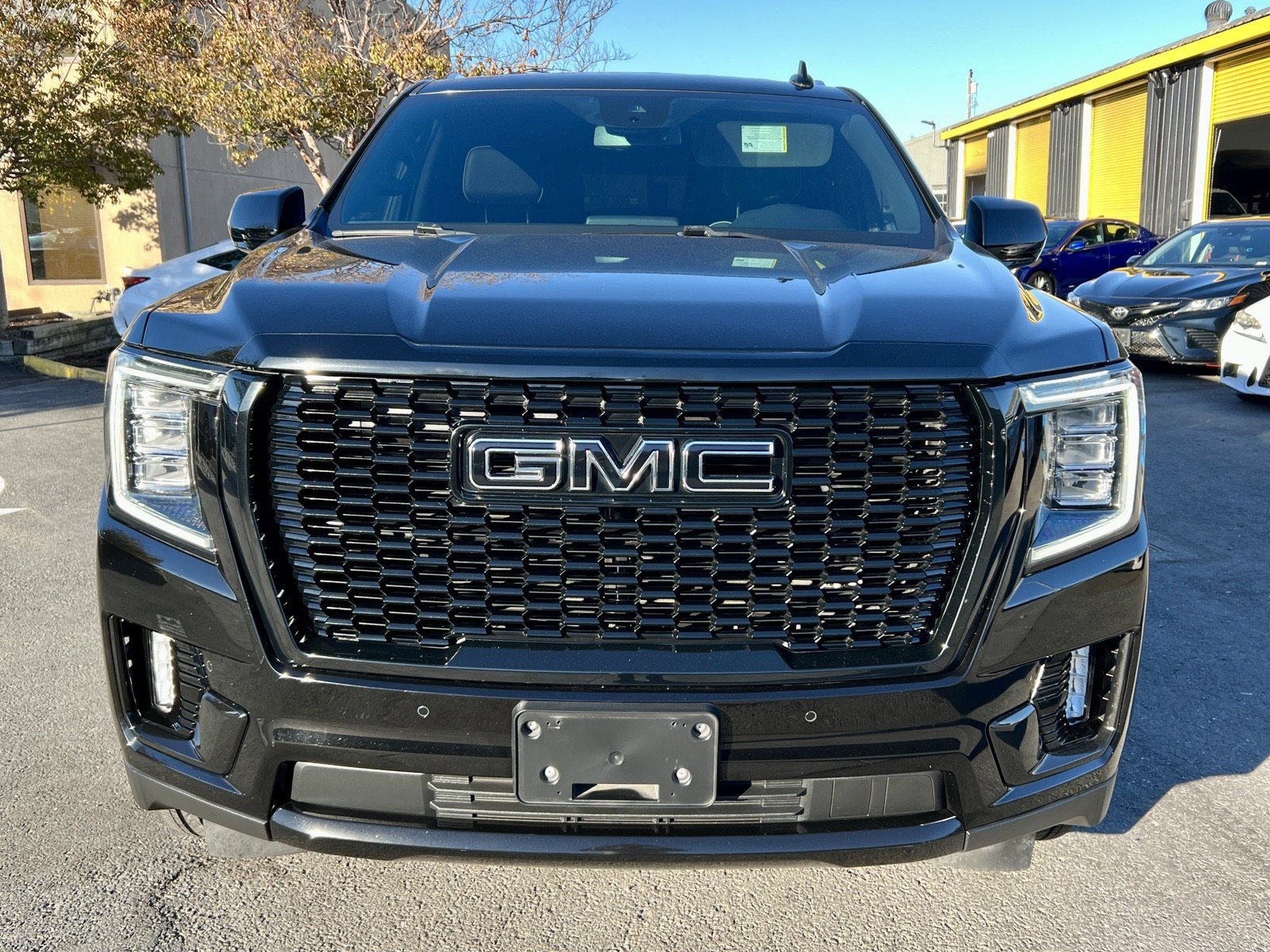 Used 2023 GMC Yukon XL SLT AWD/4WD image 3