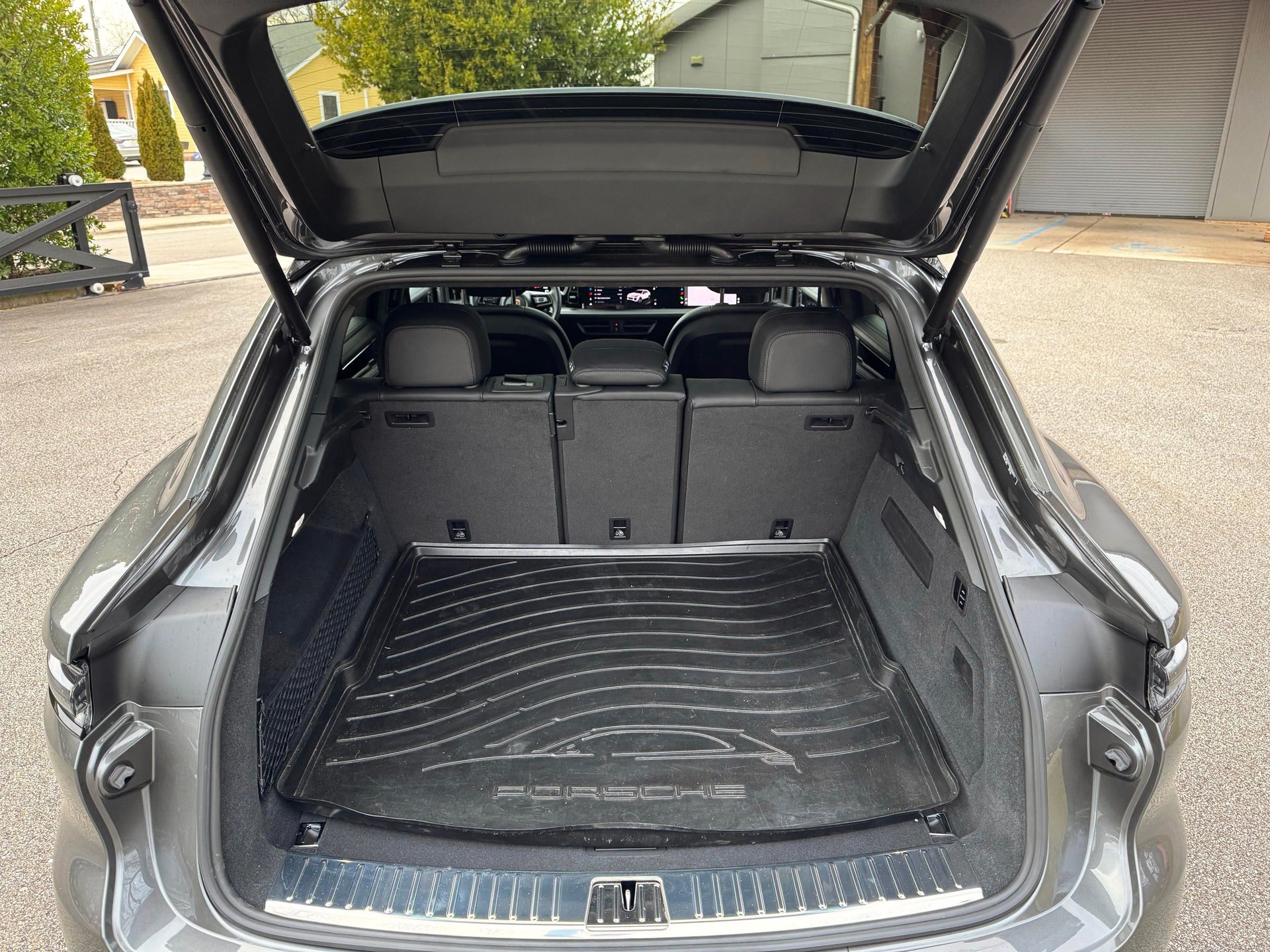 Used 2025 Porsche Cayenne GTS AWD/4WD image 37