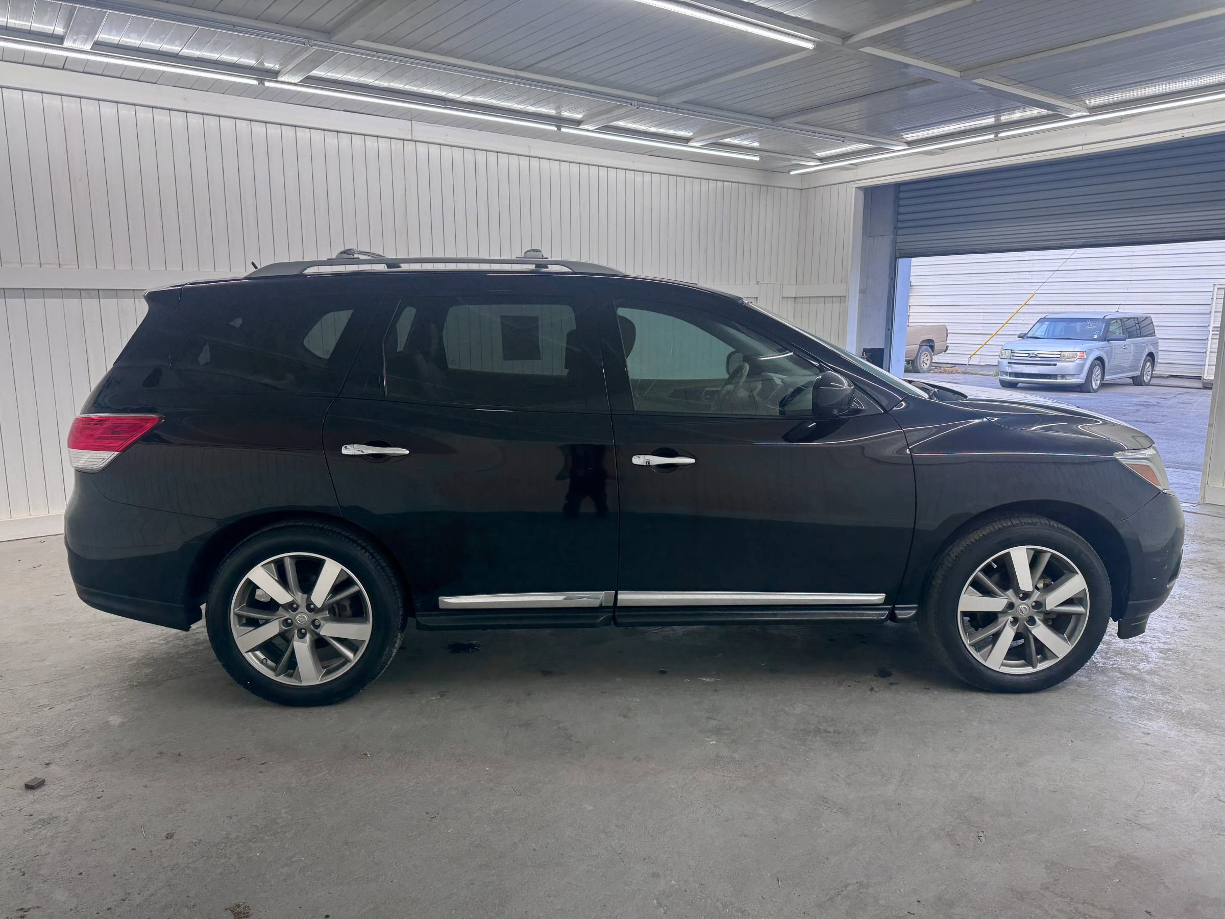 Used 2013 Nissan Pathfinder Platinum w/ Platinum Premium Pkg image 4