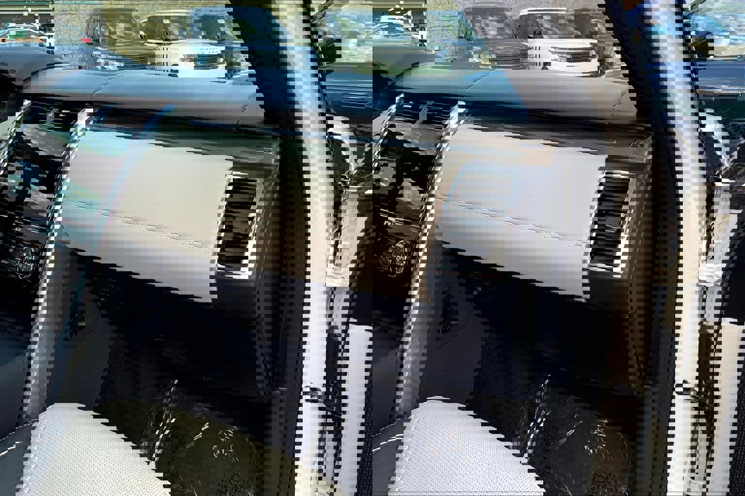 Used 2024 Land Rover Discovery Metropolitan Edition image 18