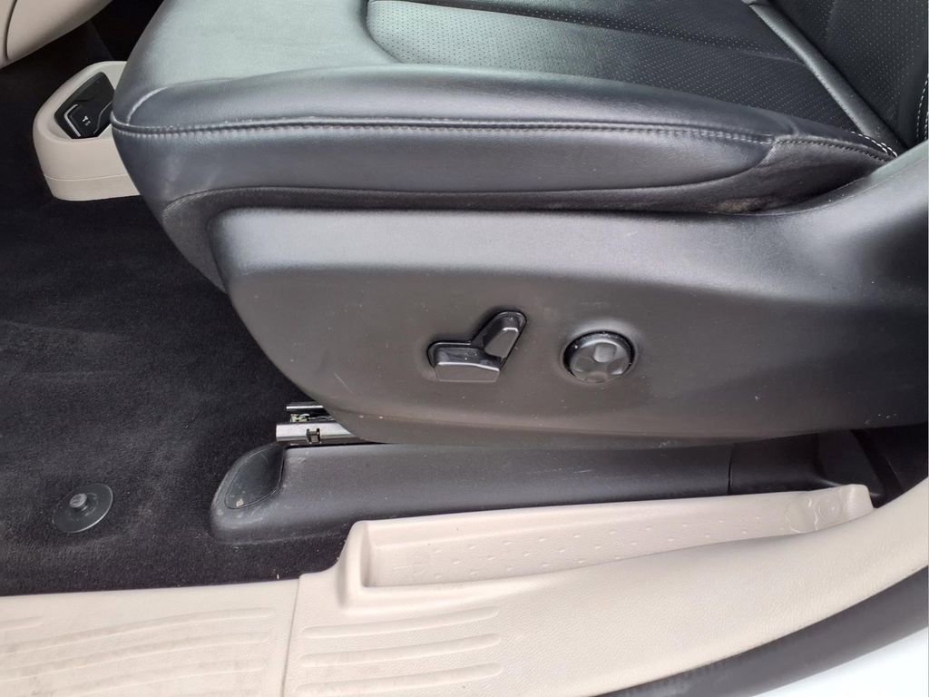 Used 2024 Chrysler Pacifica Touring-L FWD image 23
