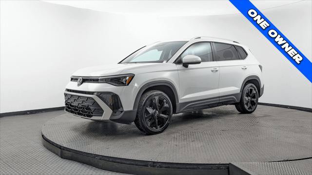 Used 2025 Volkswagen Taos SE w/ Panoramic Sunroof Package FWD image 2