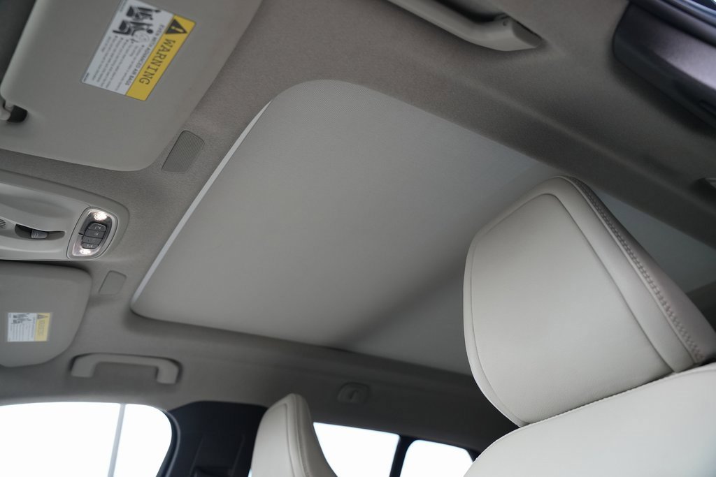 Used 2021 Volvo XC40 T5 Momentum w/ Premium Package image 37