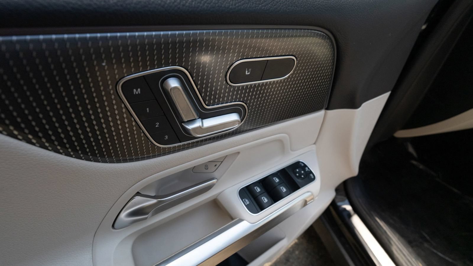Used 2021 Mercedes-Benz GLB 250 4MATIC w/ Premium Package image 32