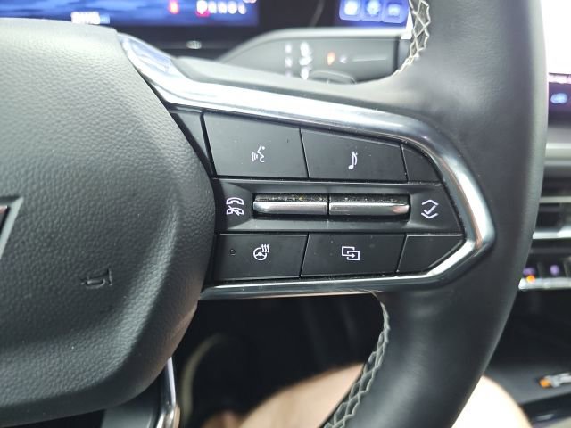 Used 2025 Chevrolet Traverse LT image 11