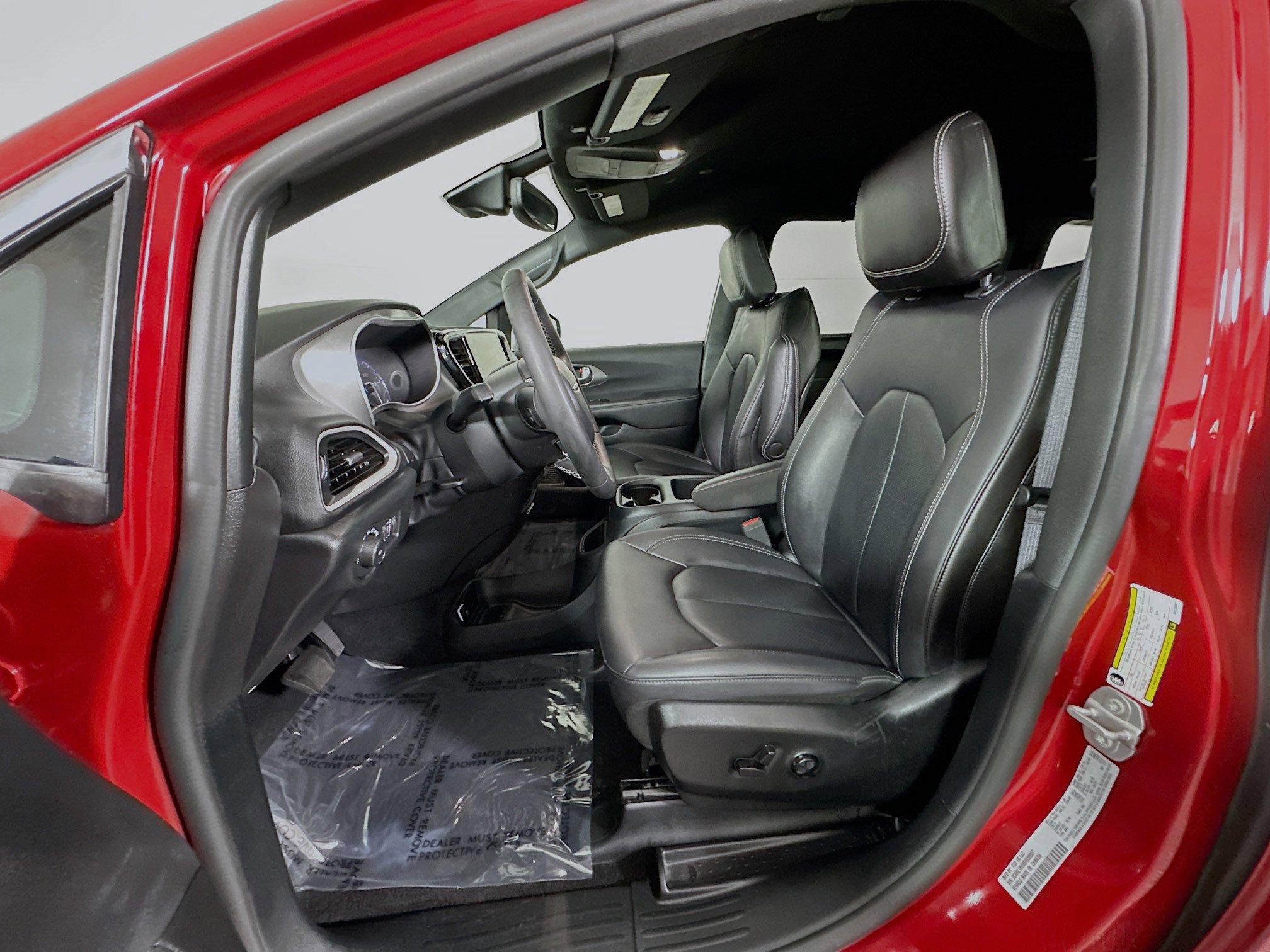 Used 2025 Chrysler Pacifica Select image 12