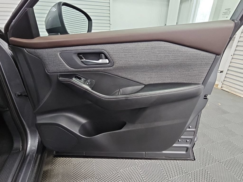 Used 2023 Nissan Rogue SV FWD image 38